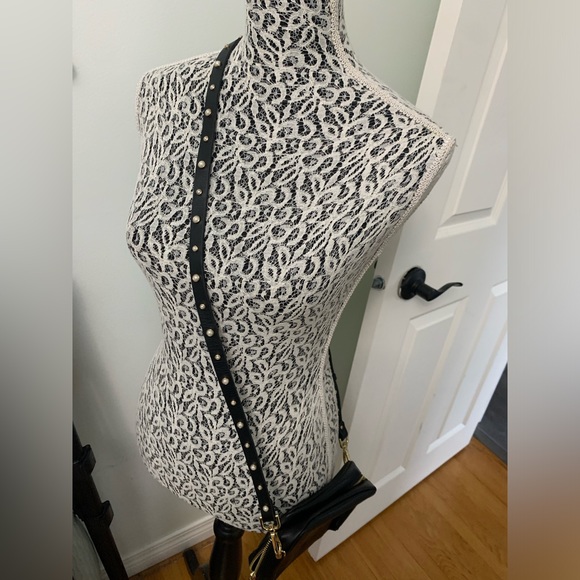 IMNYC black leather crossbody bag with pearl strap - Picture 2 of 5